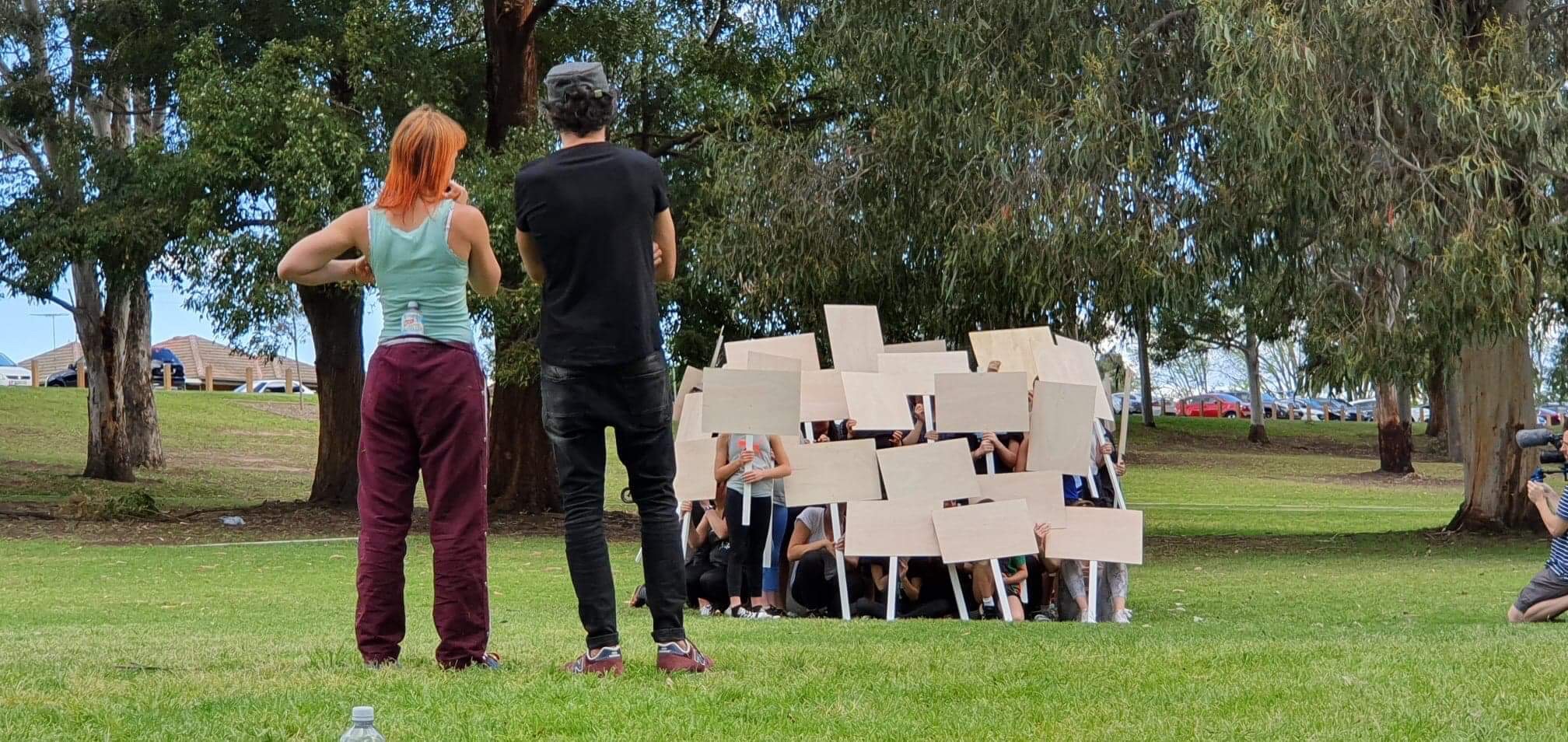 Younes Bachir leading an artistic workshop